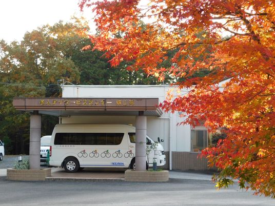 紅葉に囲まれた玄関  