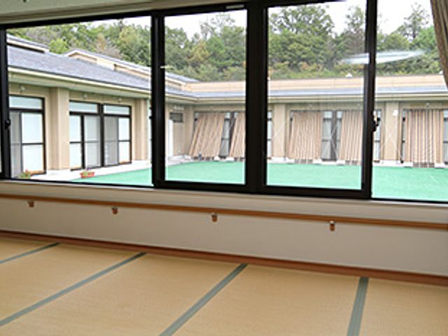 景色が見える和室 和室 自然光が差し込む広々とした和室です。静かな環境でくつろぎの時間を過ごせます。