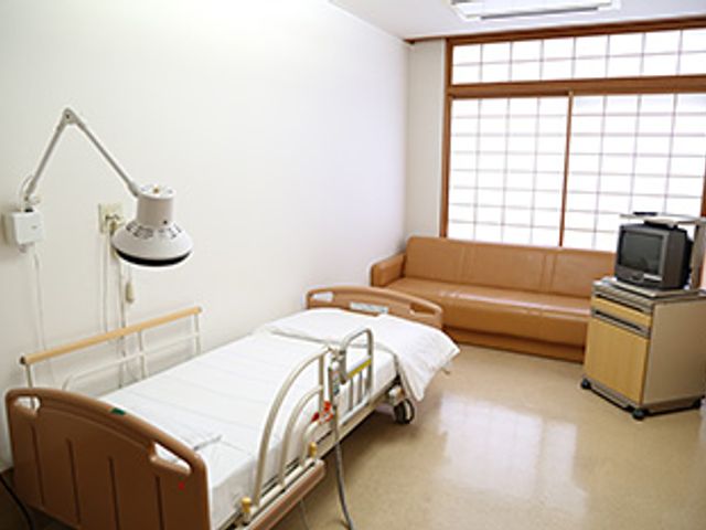 明るい居室 居室 広々とした居室は、自然光が差し込む明るい空間です。ゆったりくつろげるソファもあります。
