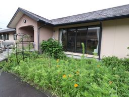 建物と緑の外観