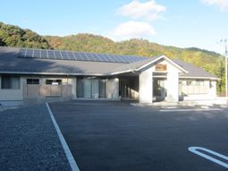建物と緑の外観