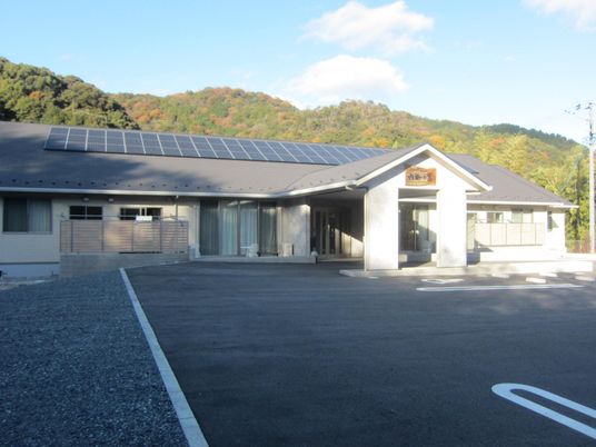 静かで広々とした建物の外観