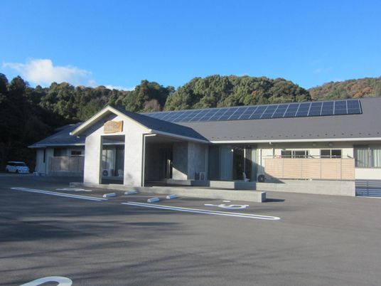 一階建ての施設外観