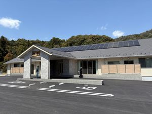 緑に囲まれた外観