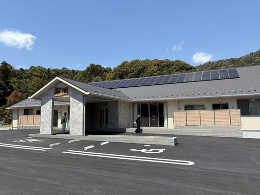 緑に囲まれた外観