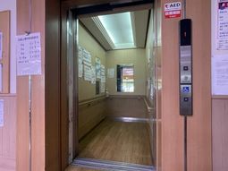 廊下に面したエレベーター