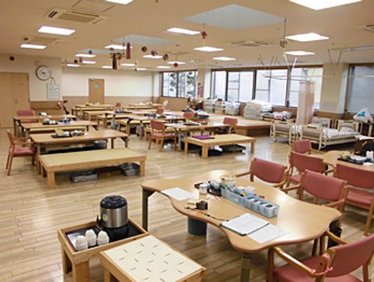広々とした明るい食堂