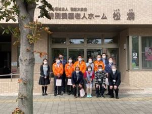 施設前で集合する職員外観  