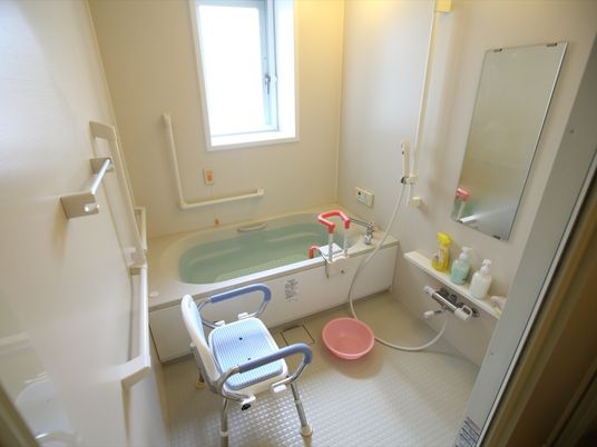 バリアフリー設計の浴室