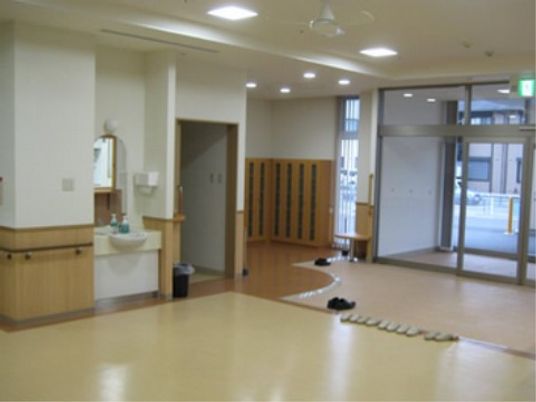 エントランスの明るい空間