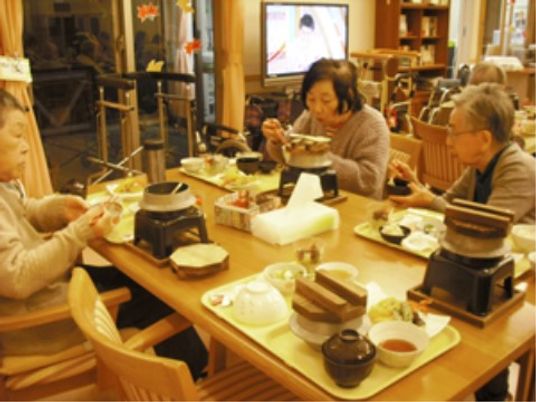 笑顔で食事する高齢者たち