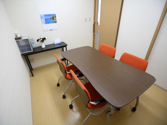 清潔な居室のテーブルと椅子