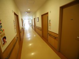 清潔で広々とした廊下
