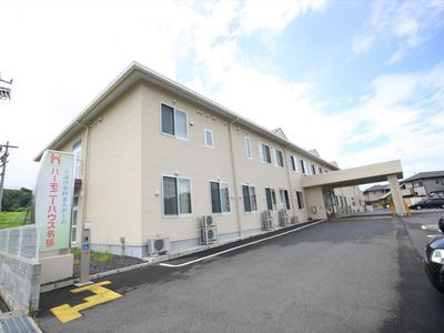 明朗なエントランス外観