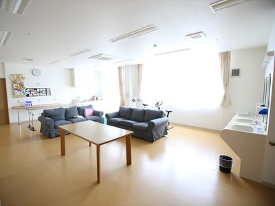 共用リビングの明るい室内