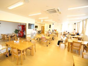 明るい食堂の全景