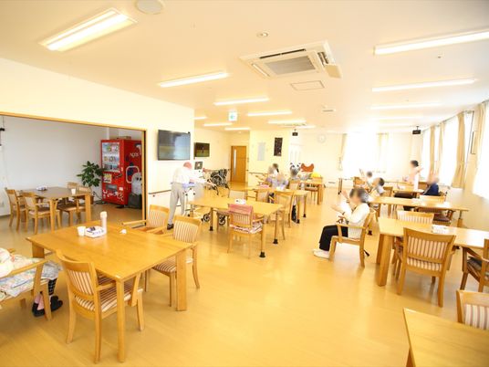 明るい食堂の全景