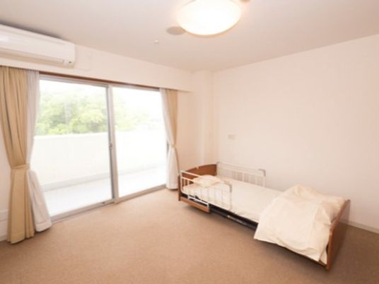 明るい個室の居室