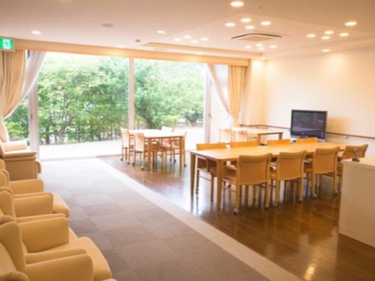 明るい共有ラウンジ空間