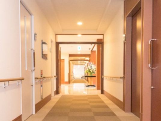 明るい廊下の景観