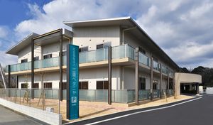 駐車場のある外観