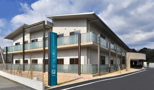 駐車場のある外観