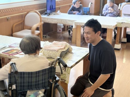 暖かい雰囲気のラウンジ