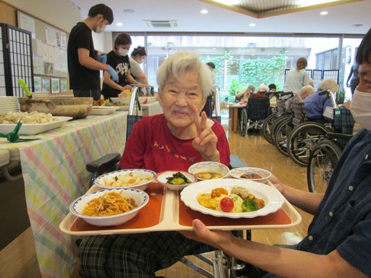 食事を楽しむ様子の食堂