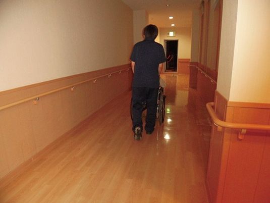 車椅子を押す廊下  