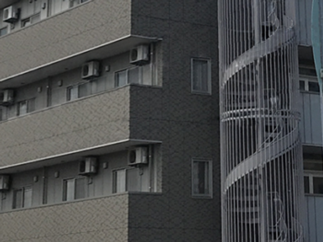 外観の建物 外観 近代的な外観を持つ施設です。多層の構造で、安全性が考慮されています。