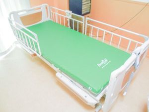 介護用ベッドの居室  