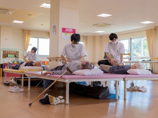 職員が介助するトレーニング