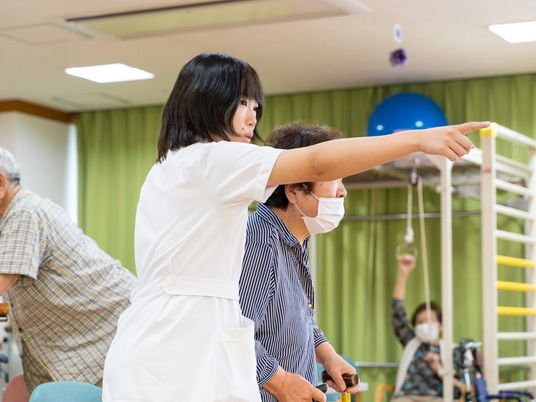 介護スタッフと入居者