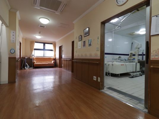 廊下と複数の部屋