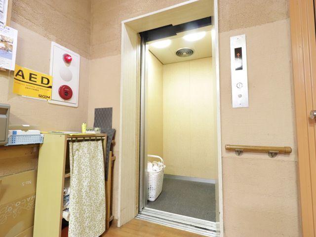 エレベーター入口の角度