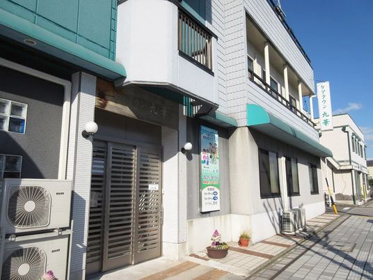 明るい外観の建物前  