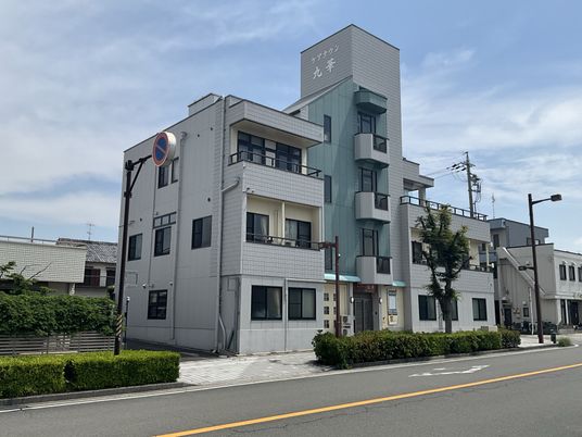 青い屋根の建物外観