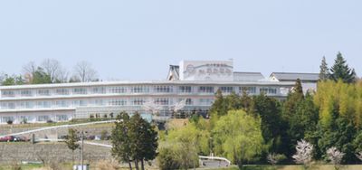 緑に囲まれた外観