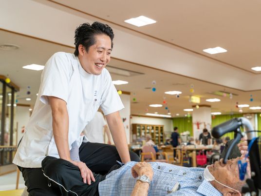 明るいケアスタッフの姿