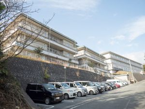 広々とした施設の外観