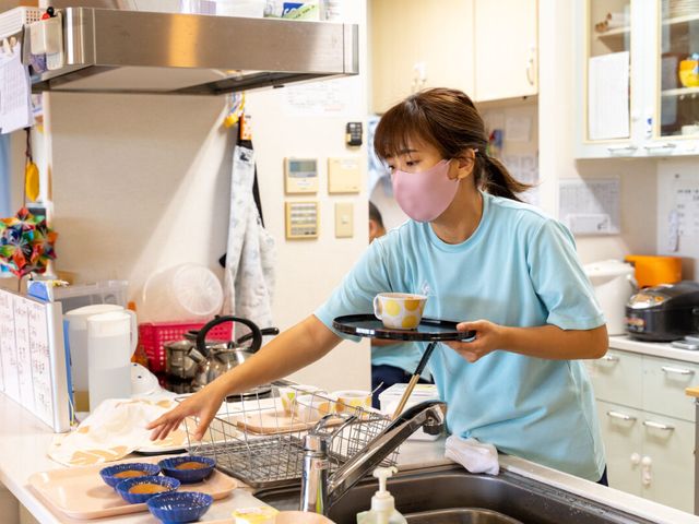 スタッフが作業するキッチン キッチン 明るく清潔なキッチンで、利用者様へのお食事提供に関わるやりがいのあるお仕事です。