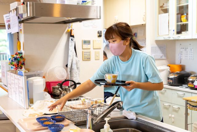 スタッフが作業するキッチン キッチン 明るく清潔なキッチンで、利用者様へのお食事提供に関わるやりがいのあるお仕事です。