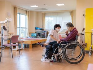 介護職員が対話する機能訓練室