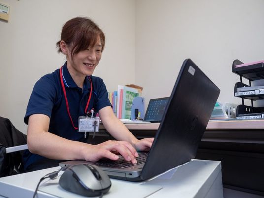 明るいスタッフのオフィス勤務