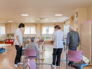 スタッフが支援するリハビリ室