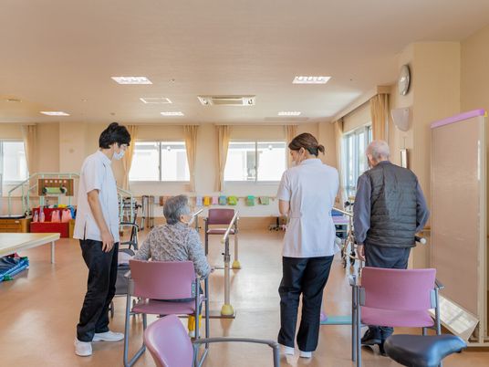 スタッフが支援するリハビリ室