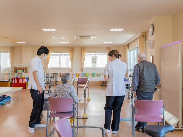 スタッフが支援するリハビリ室 機能訓練室 専門的なケアを学び、成長できる環境で一緒に利用者様のより良い毎日を支えませんか。