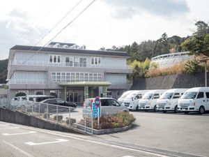 手入れされた施設前景