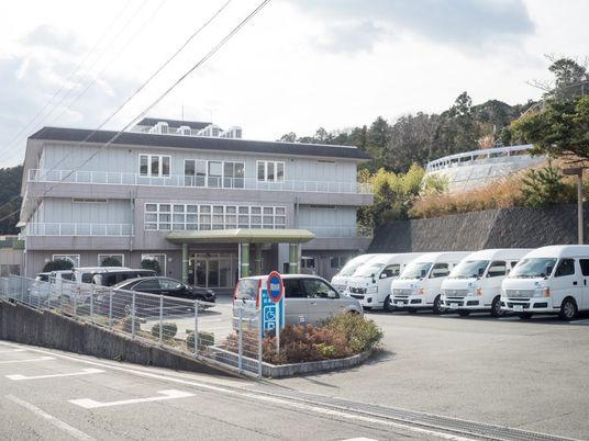手入れされた施設前景