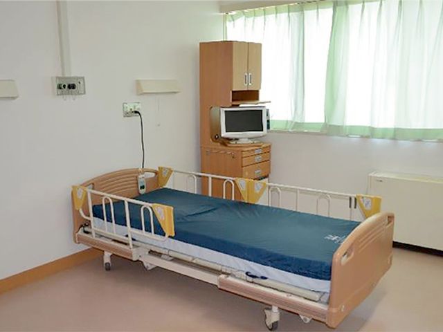 明るい居室のベッド 居室 日差しがたっぷり入る居室では、快適な環境で過ごせます。モダンな設備が整っており、働きやすいです。